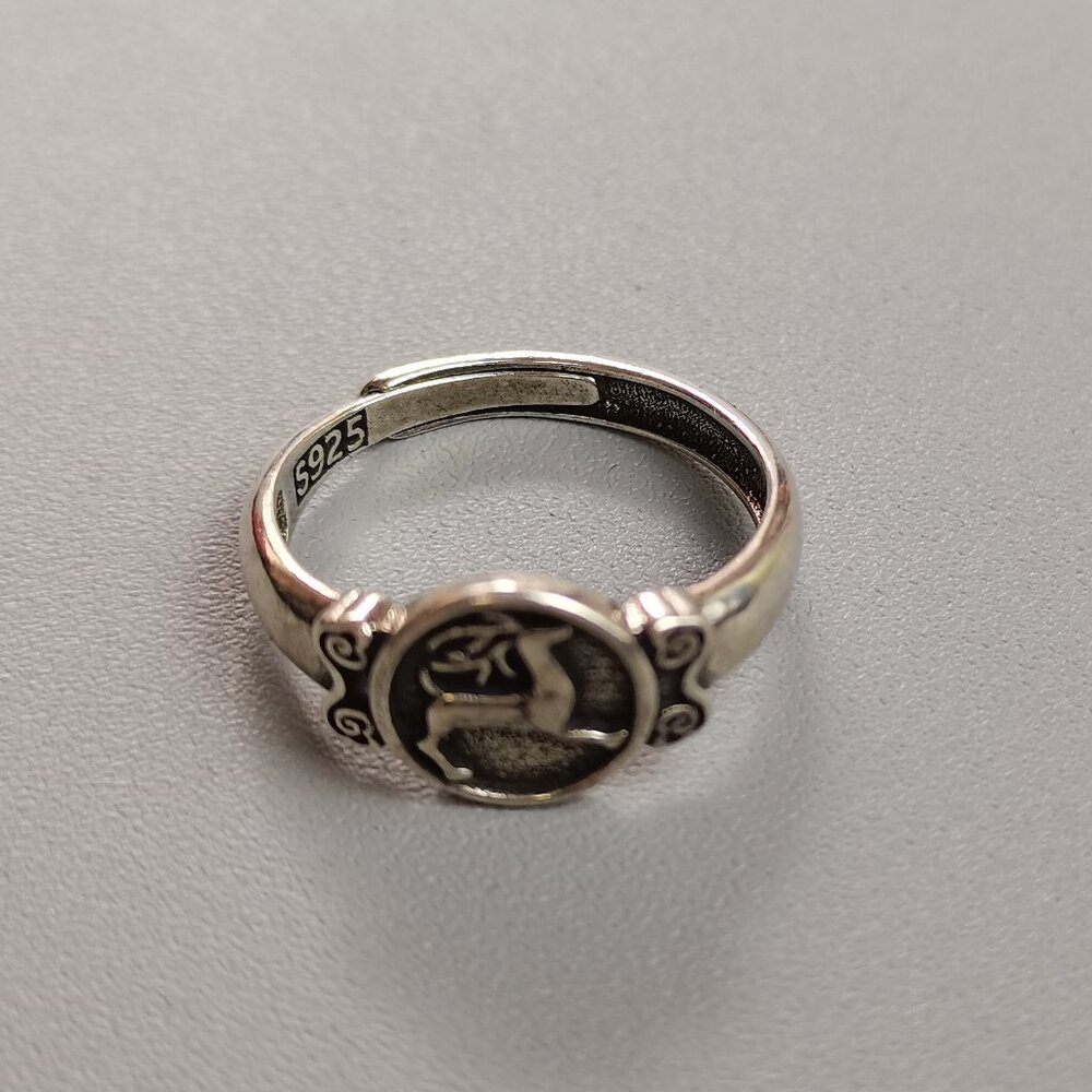 Second-hand women's classic vintage silver ring